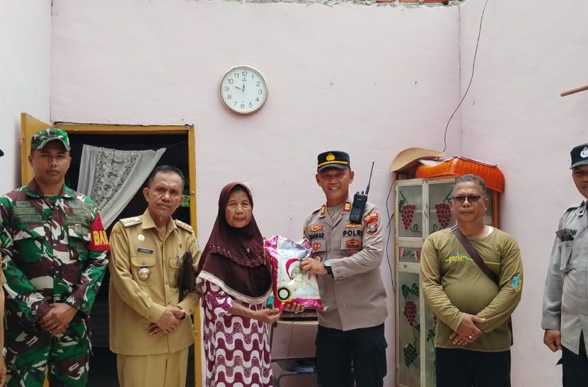  Kapolsek Air Putih Cek Rumah Warga Terdampak Angin Kencang, Salurkan Bantuan Sembako