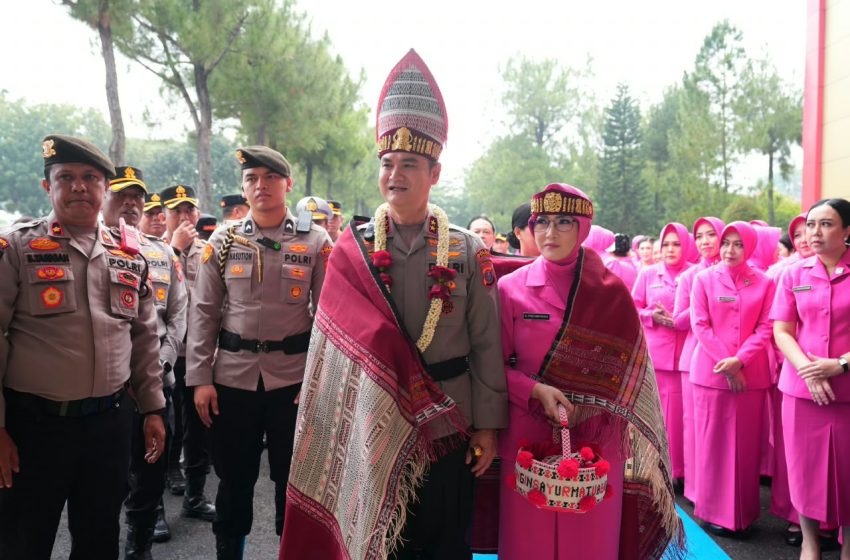  Resmi Pimpin Polda Sumut, Irjen Pol Sonny Irawan Disambut Ulos dan Tarian Tradisional