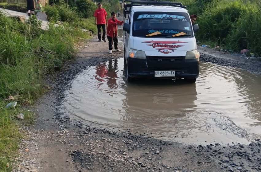  Legislator PDIP Mangapul Purba Desak Dinas BMBKC Sumut Perbaiki Jalan Silabah Jaya–Sipintuangin Hancur Lebur