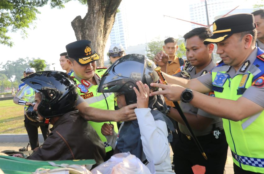 Peduli Keselamatan Pengendara, Kapolda Sumut Turun Langsung Bagikan Helm dan Imbau Tertib Lalu Lintas
