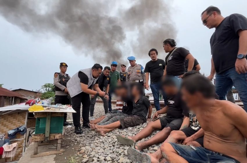  Polrestabes Medan Gerebek dan Bakar Sarang Narkoba Kawasan Rel Tembung