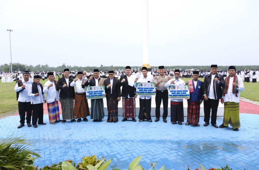  Pimpin Upacara Hari Santri Nasional ke -11, Wabup Syafrizal Serahkan Bantuan Sarana Ibadah kepada 13 Pesantren