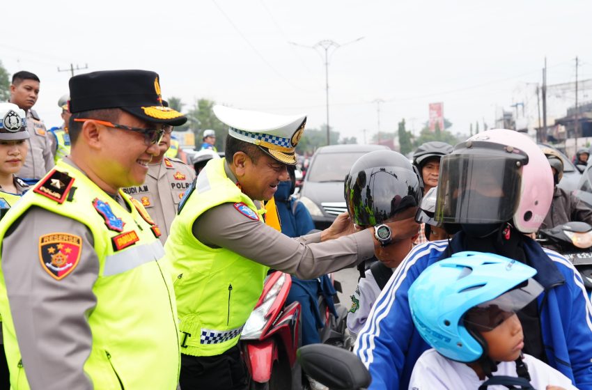  Wakapolda Sumut Turun ke Jalan, Bagikan Helm dan Ajak Warga Tertib Berlalu Lintas