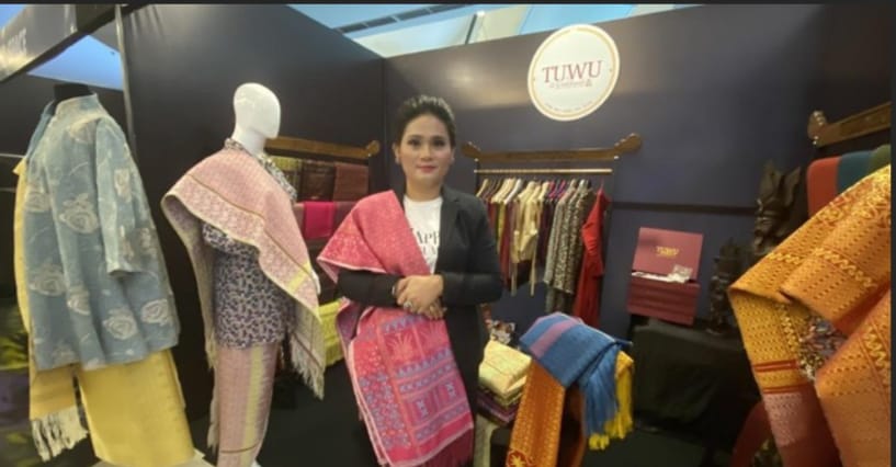  Songket Nias Menembus Panggung Busana London Hingga New York  